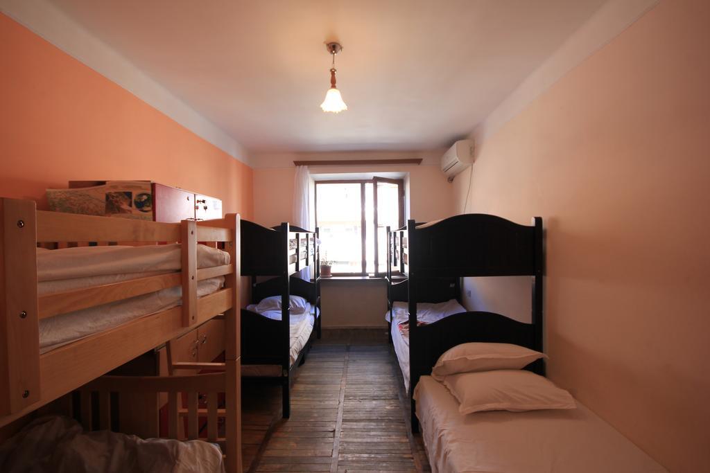 Center Hostel And Tours Yerevan Room photo