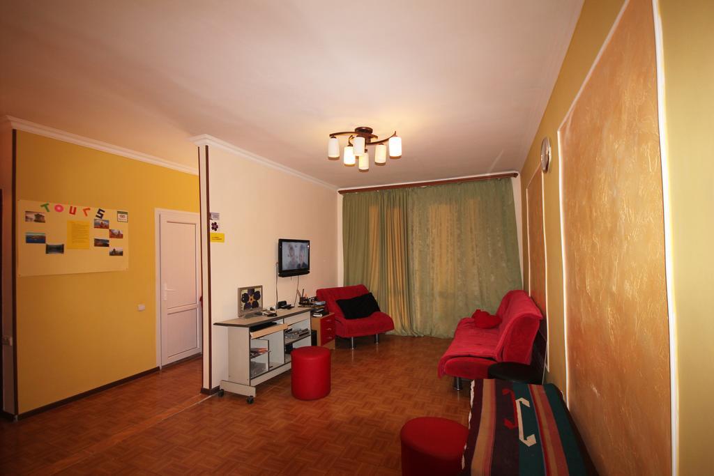 Center Hostel And Tours Yerevan Exterior photo