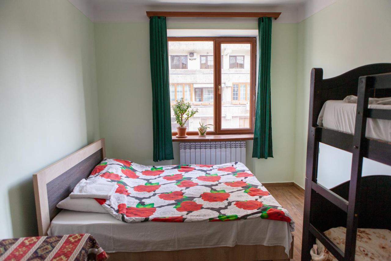 Center Hostel And Tours Yerevan Exterior photo